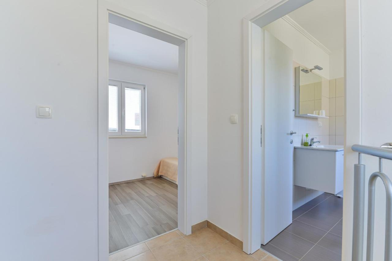 Apartments By The Sea Nin, Zadar - 13172 Bagian luar foto